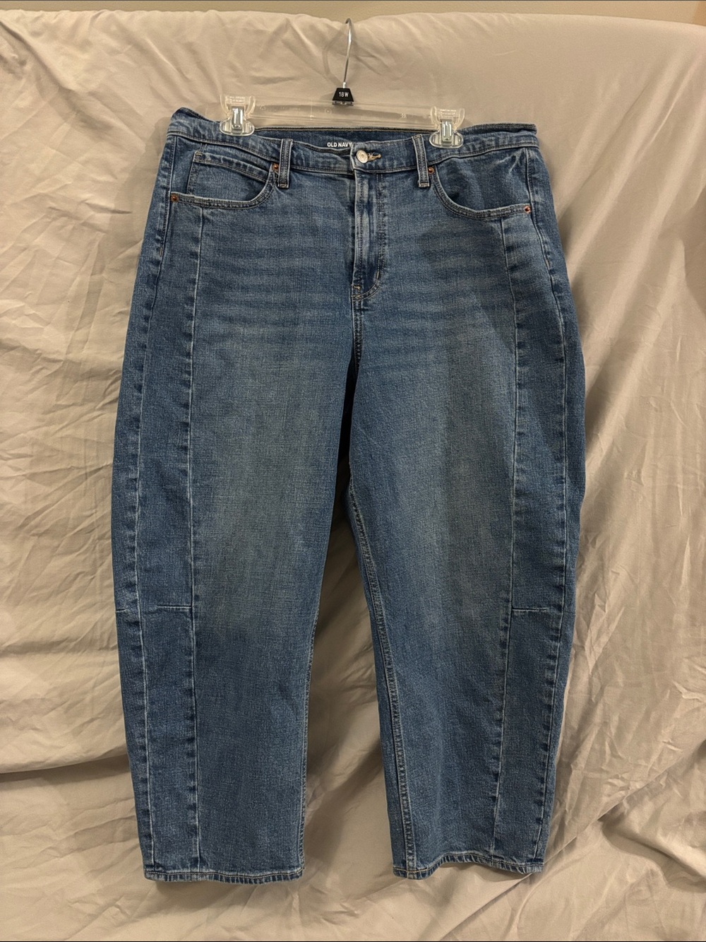 Old Navy High Waisted Barrel Leg Jeans in Medium Wash size 16